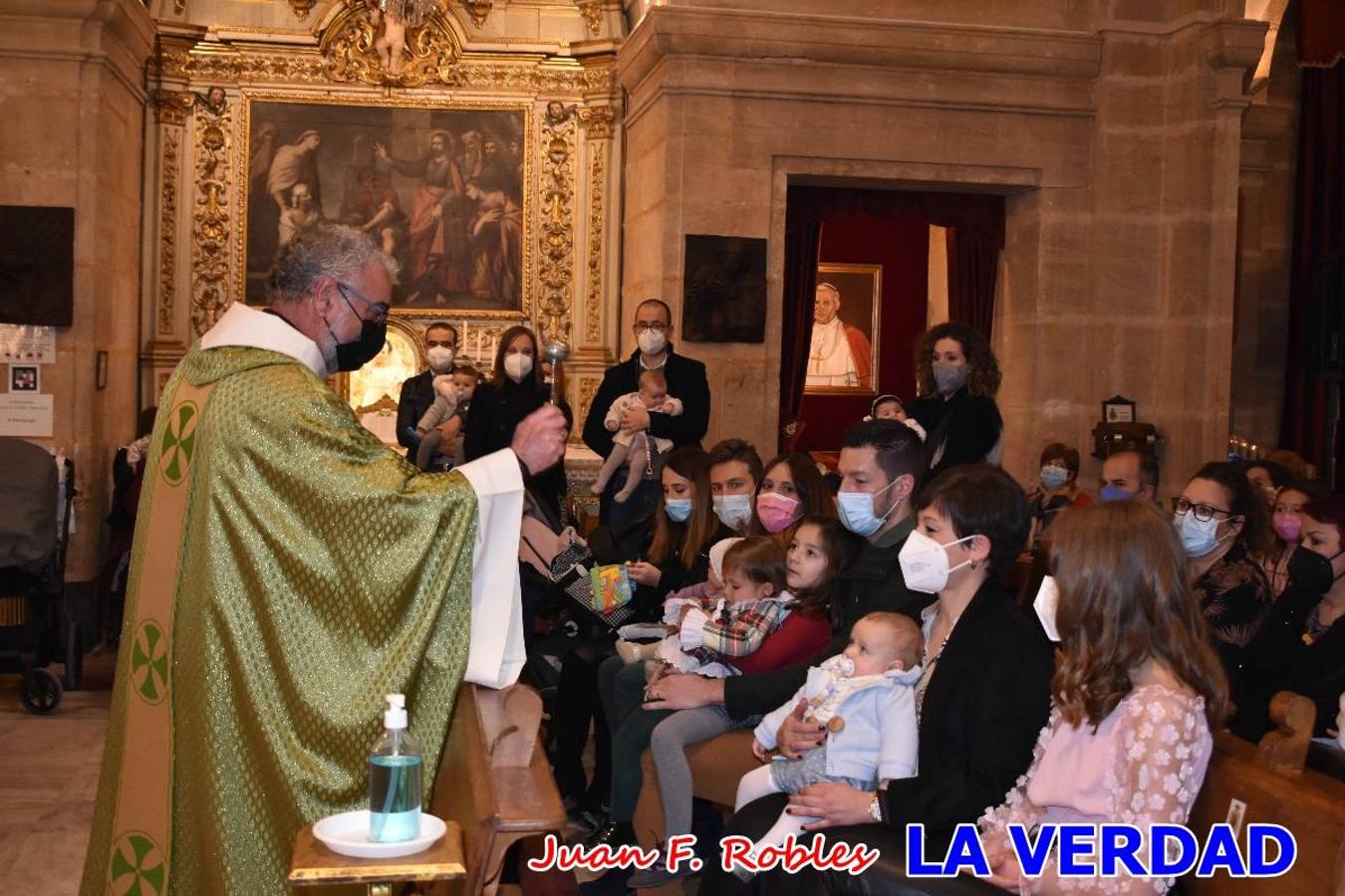 Una treintena de niños participaron el pasado domingo en la ceremonia de bendición y presentación de los recién nacidos a la Vera Cruz celebrada en la basílica