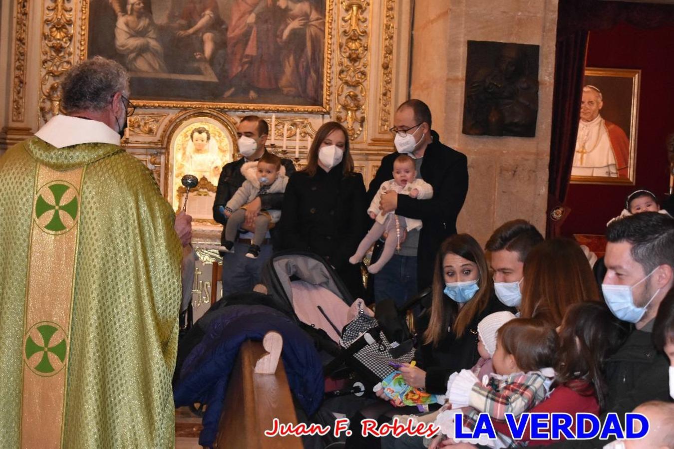 Una treintena de niños participaron el pasado domingo en la ceremonia de bendición y presentación de los recién nacidos a la Vera Cruz celebrada en la basílica