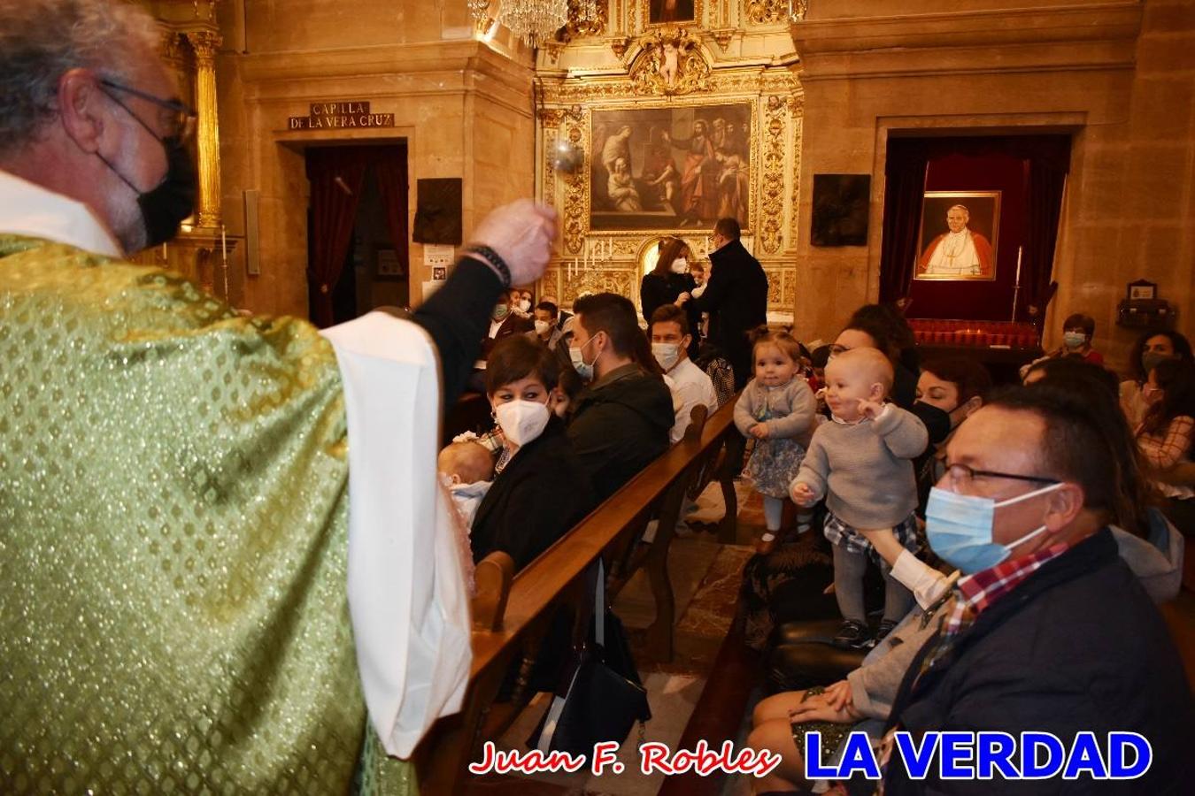 Una treintena de niños participaron el pasado domingo en la ceremonia de bendición y presentación de los recién nacidos a la Vera Cruz celebrada en la basílica