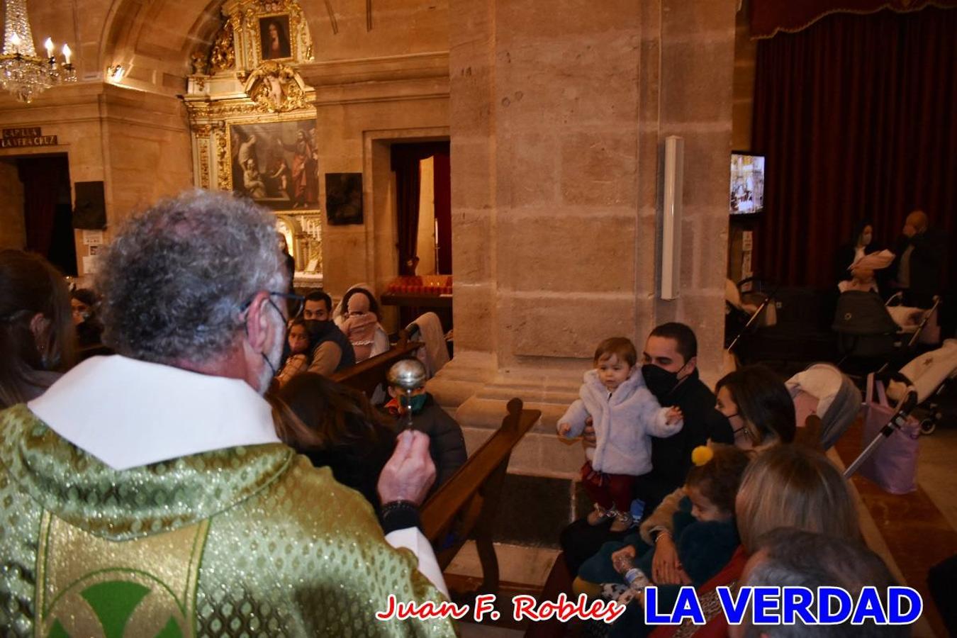 Una treintena de niños participaron el pasado domingo en la ceremonia de bendición y presentación de los recién nacidos a la Vera Cruz celebrada en la basílica