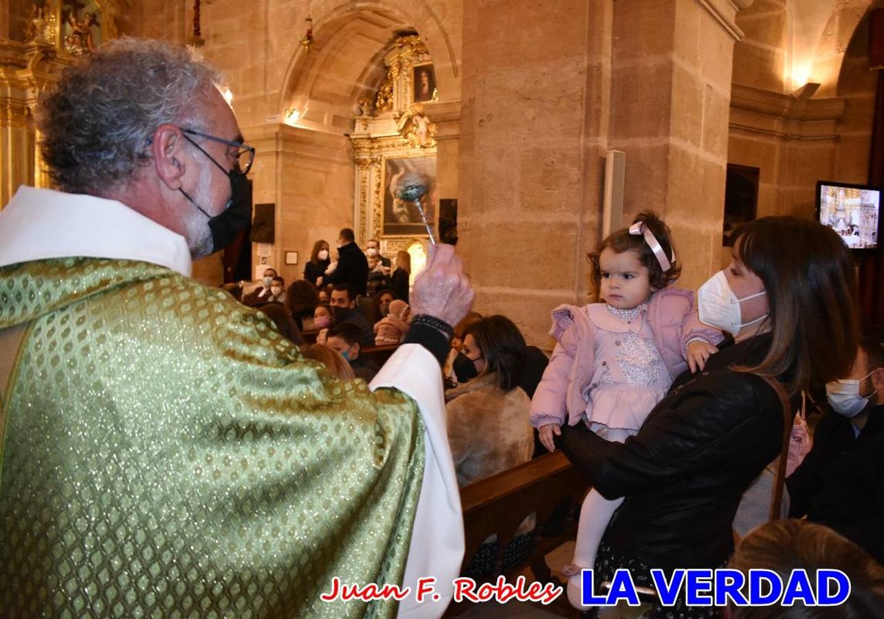 Una treintena de niños participaron el pasado domingo en la ceremonia de bendición y presentación de los recién nacidos a la Vera Cruz celebrada en la basílica