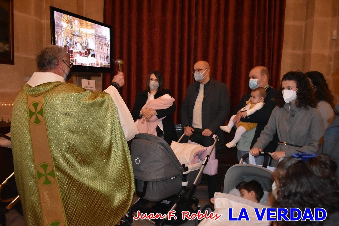 Una treintena de niños participaron el pasado domingo en la ceremonia de bendición y presentación de los recién nacidos a la Vera Cruz celebrada en la basílica