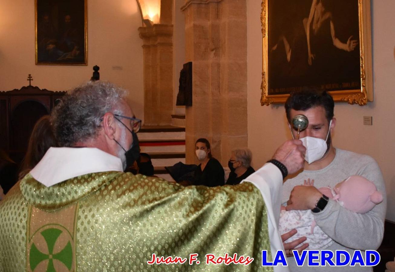 Una treintena de niños participaron el pasado domingo en la ceremonia de bendición y presentación de los recién nacidos a la Vera Cruz celebrada en la basílica