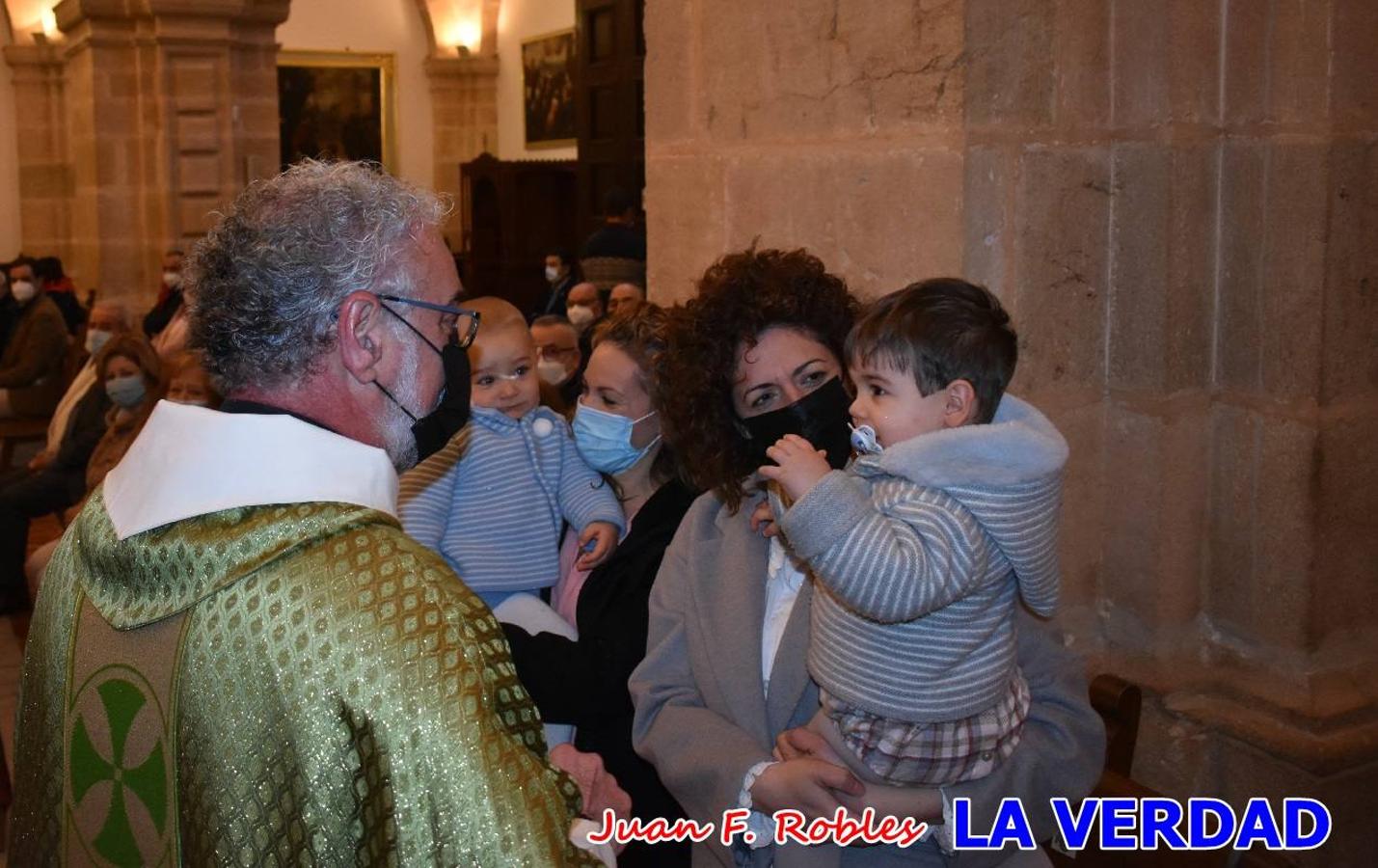 Una treintena de niños participaron el pasado domingo en la ceremonia de bendición y presentación de los recién nacidos a la Vera Cruz celebrada en la basílica