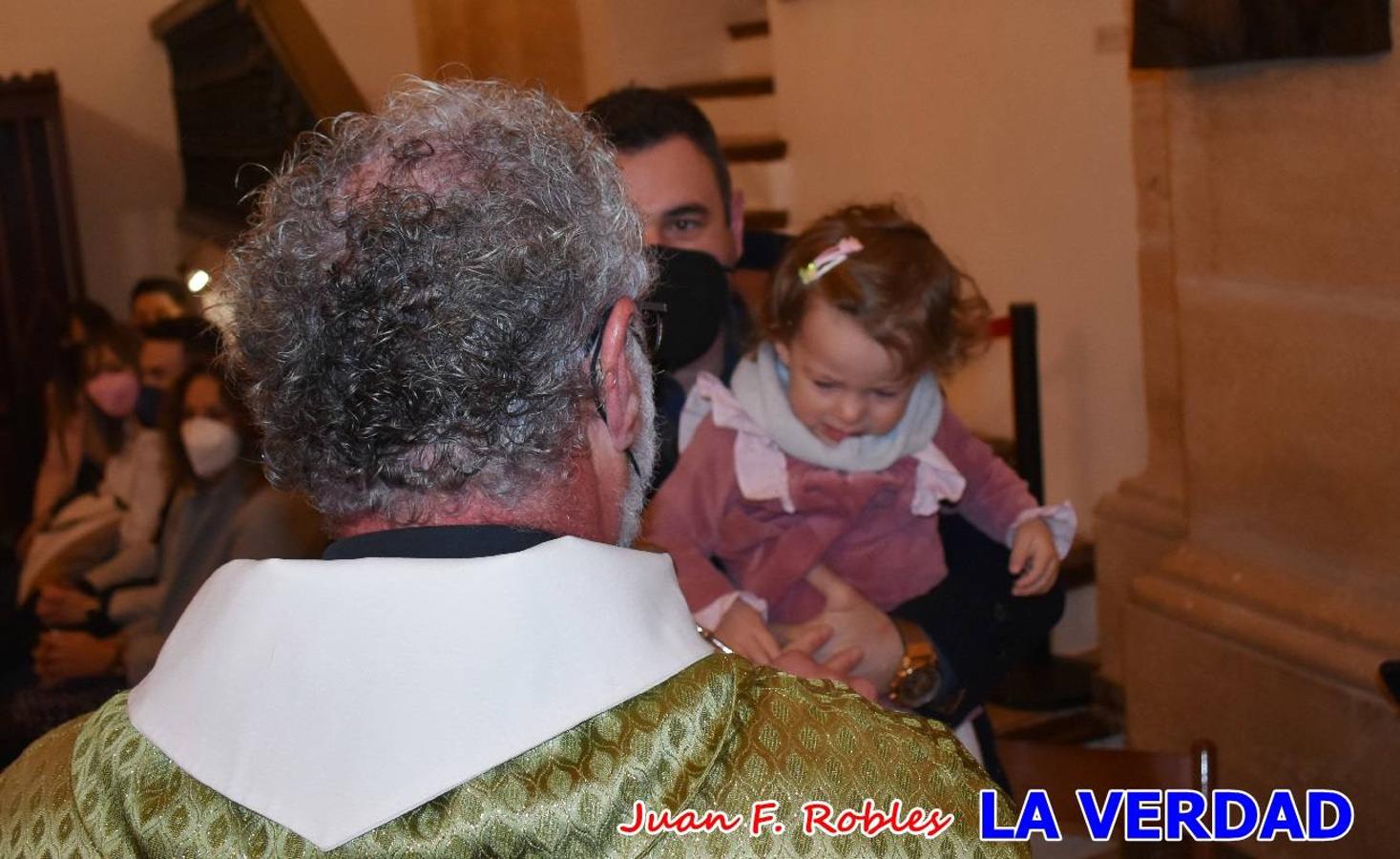 Una treintena de niños participaron el pasado domingo en la ceremonia de bendición y presentación de los recién nacidos a la Vera Cruz celebrada en la basílica