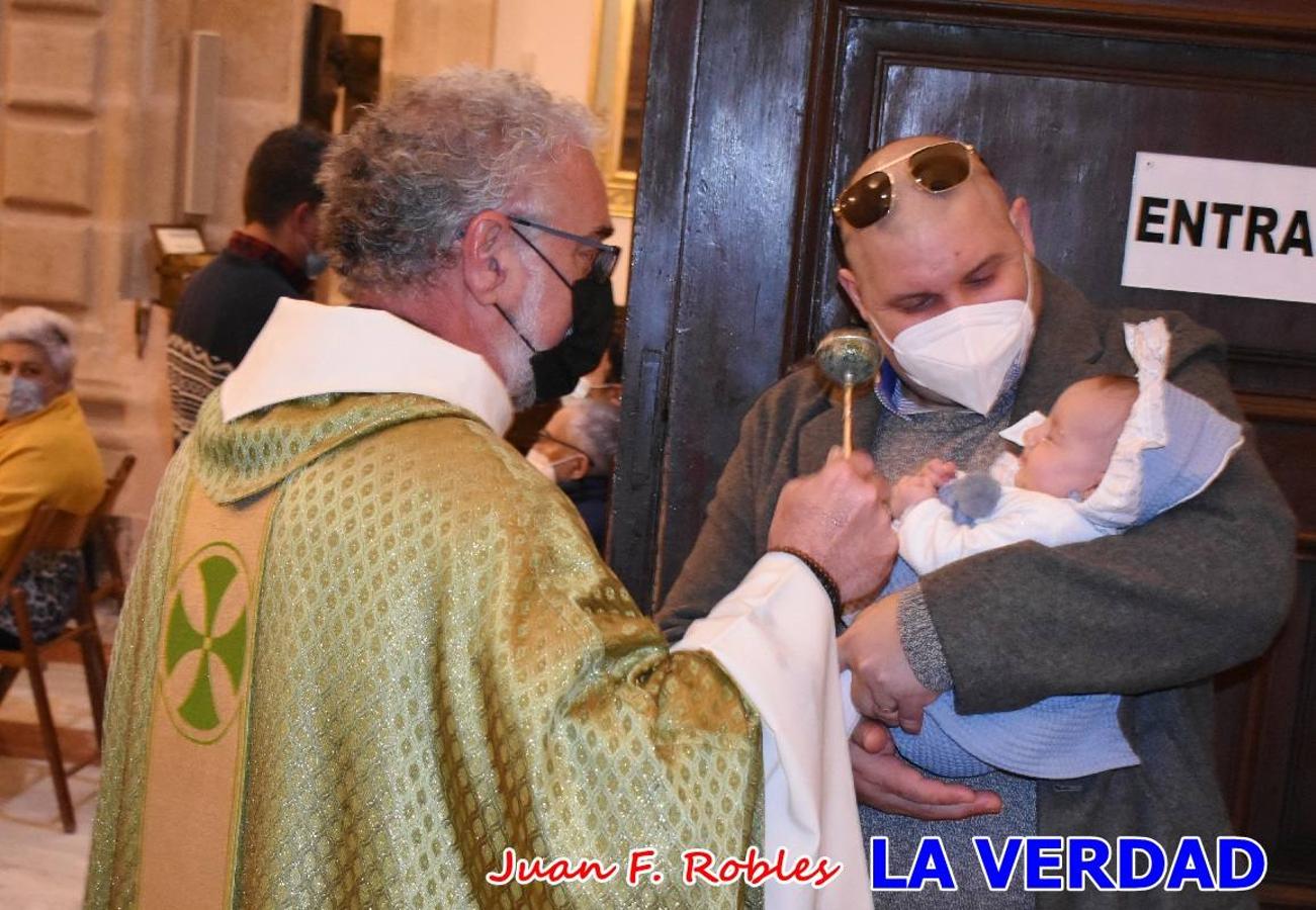 Una treintena de niños participaron el pasado domingo en la ceremonia de bendición y presentación de los recién nacidos a la Vera Cruz celebrada en la basílica