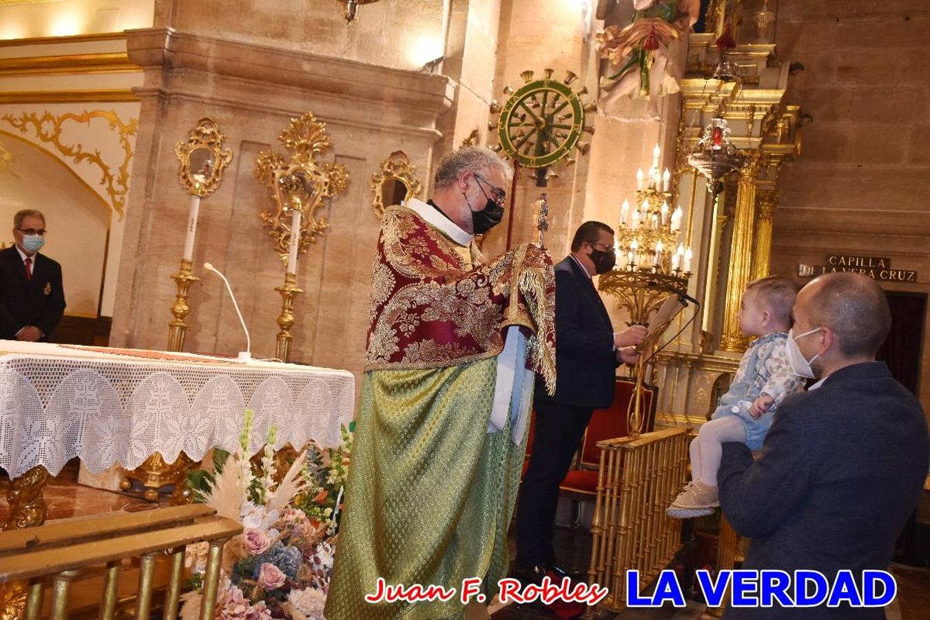 Una treintena de niños participaron el pasado domingo en la ceremonia de bendición y presentación de los recién nacidos a la Vera Cruz celebrada en la basílica