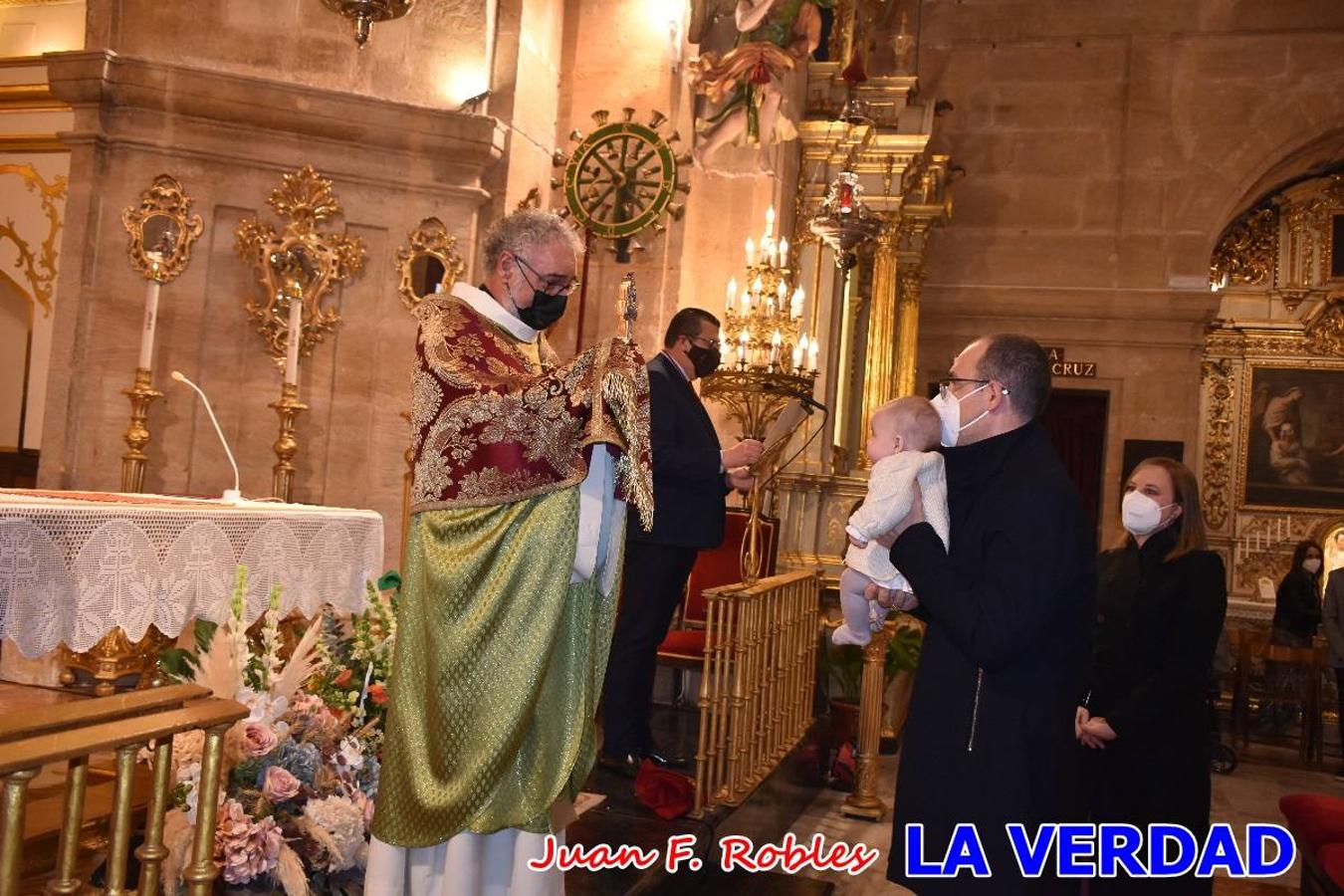 Una treintena de niños participaron el pasado domingo en la ceremonia de bendición y presentación de los recién nacidos a la Vera Cruz celebrada en la basílica