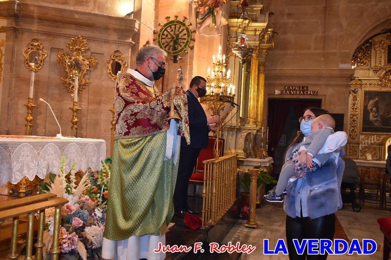 Una treintena de niños participaron el pasado domingo en la ceremonia de bendición y presentación de los recién nacidos a la Vera Cruz celebrada en la basílica