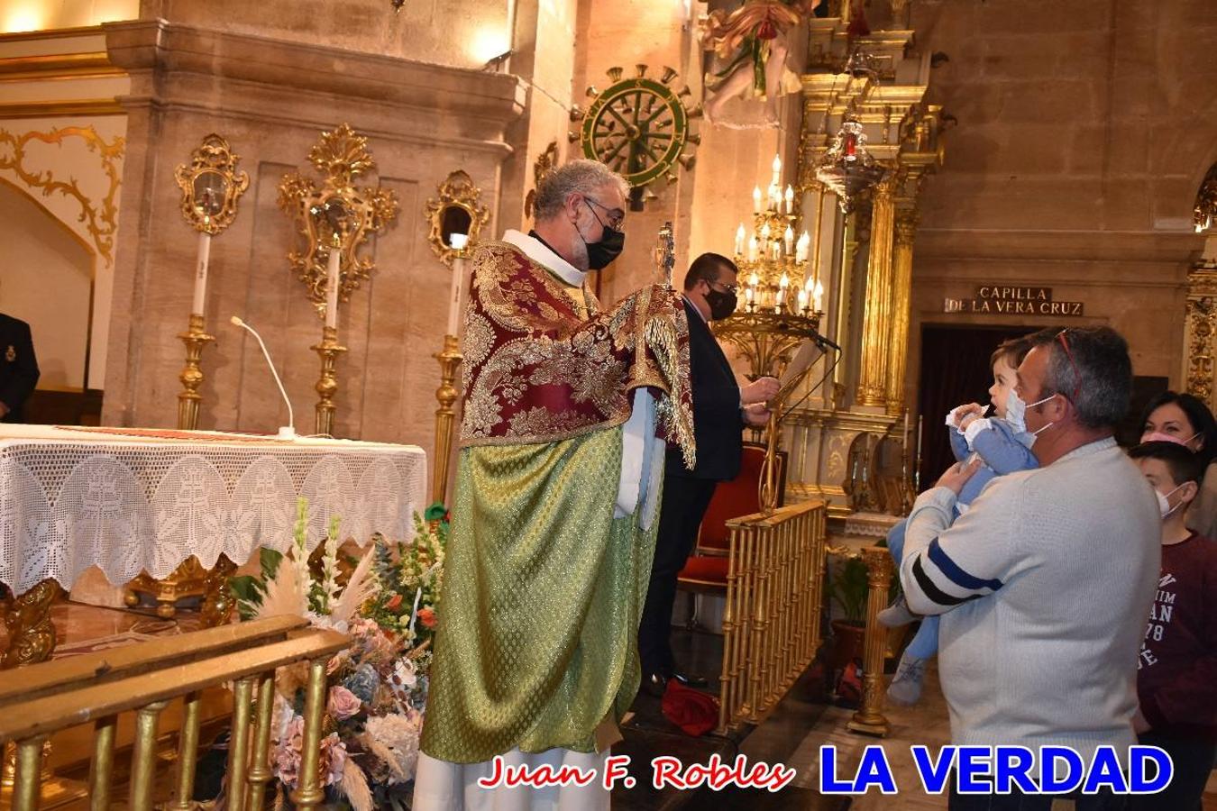 Una treintena de niños participaron el pasado domingo en la ceremonia de bendición y presentación de los recién nacidos a la Vera Cruz celebrada en la basílica