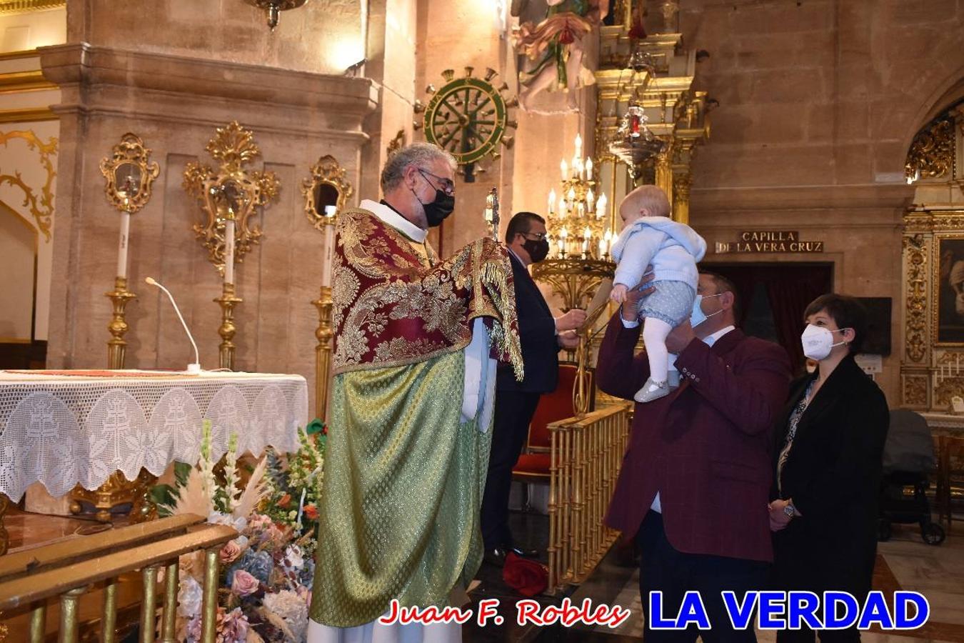 Una treintena de niños participaron el pasado domingo en la ceremonia de bendición y presentación de los recién nacidos a la Vera Cruz celebrada en la basílica