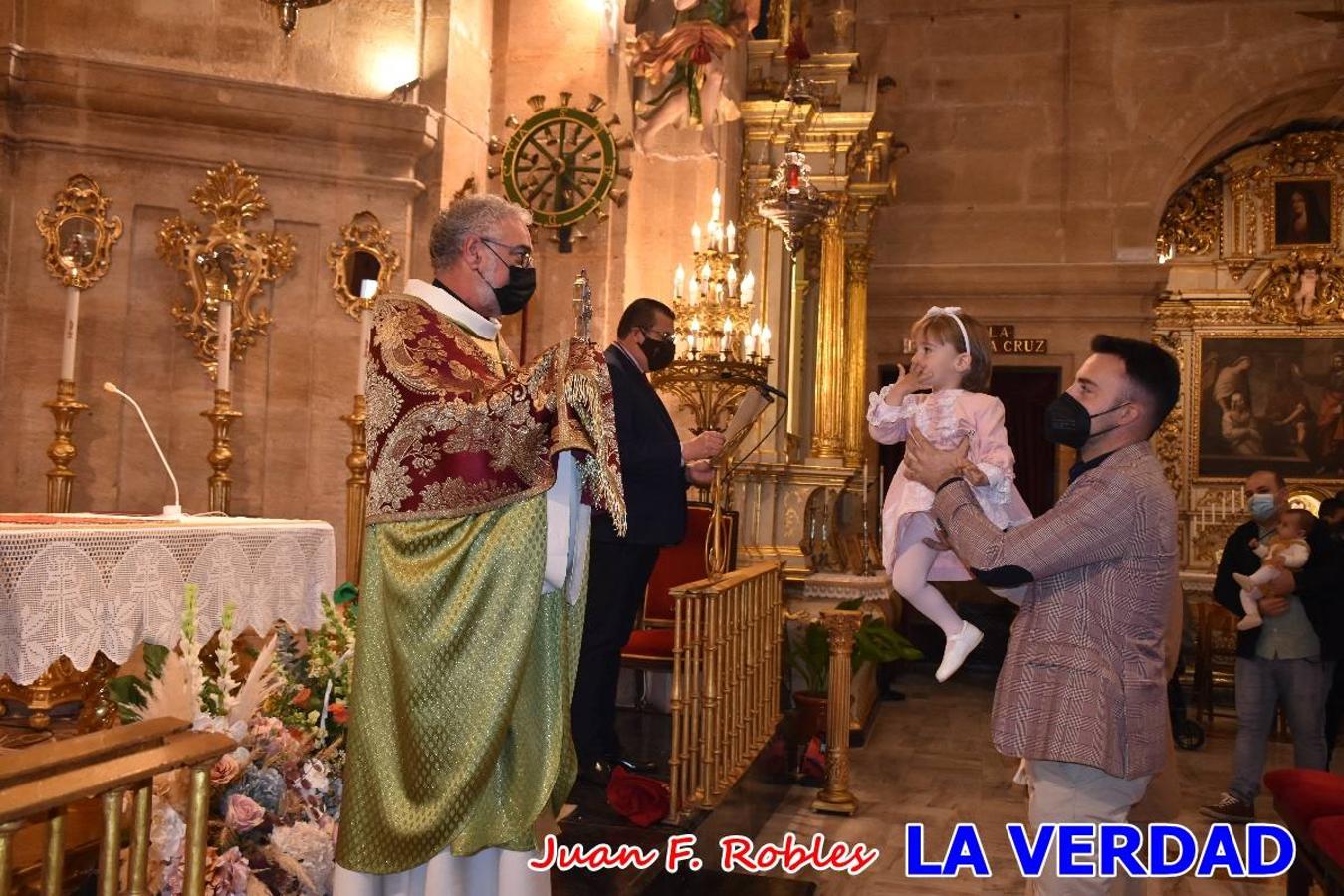 Una treintena de niños participaron el pasado domingo en la ceremonia de bendición y presentación de los recién nacidos a la Vera Cruz celebrada en la basílica