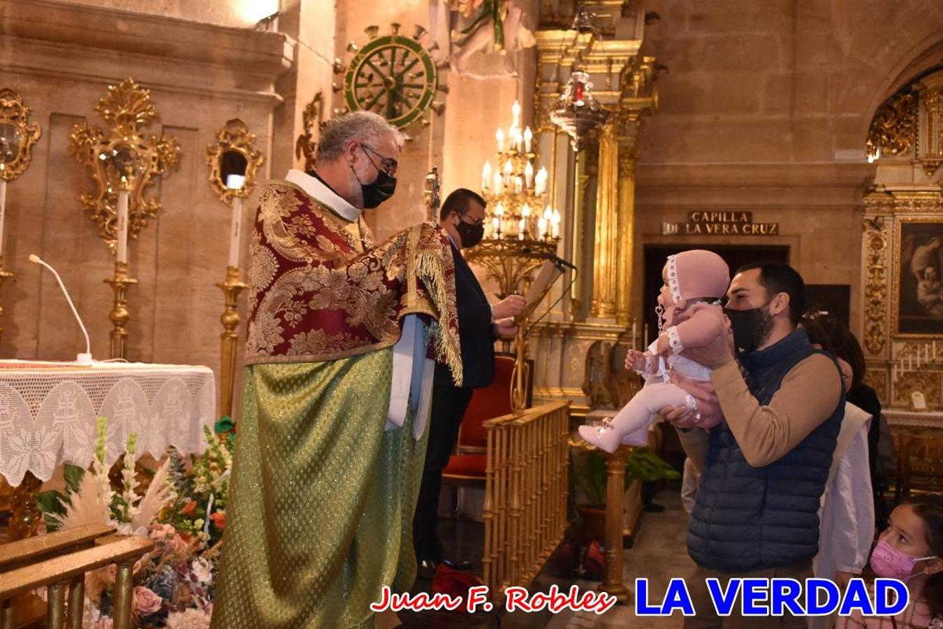 Una treintena de niños participaron el pasado domingo en la ceremonia de bendición y presentación de los recién nacidos a la Vera Cruz celebrada en la basílica