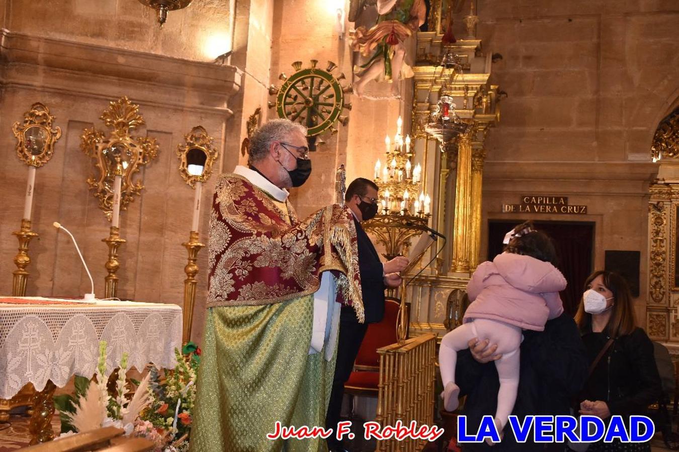 Una treintena de niños participaron el pasado domingo en la ceremonia de bendición y presentación de los recién nacidos a la Vera Cruz celebrada en la basílica