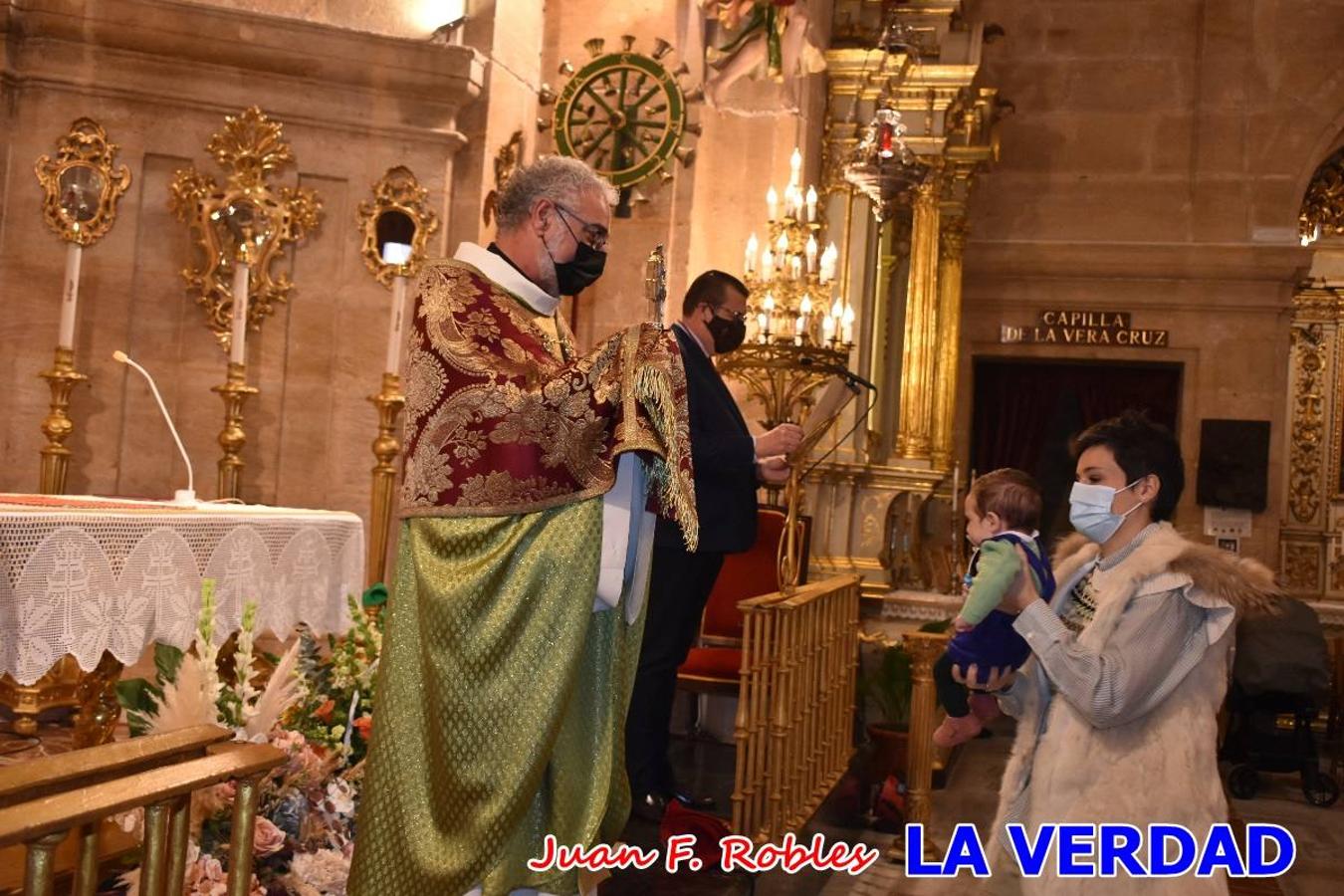 Una treintena de niños participaron el pasado domingo en la ceremonia de bendición y presentación de los recién nacidos a la Vera Cruz celebrada en la basílica