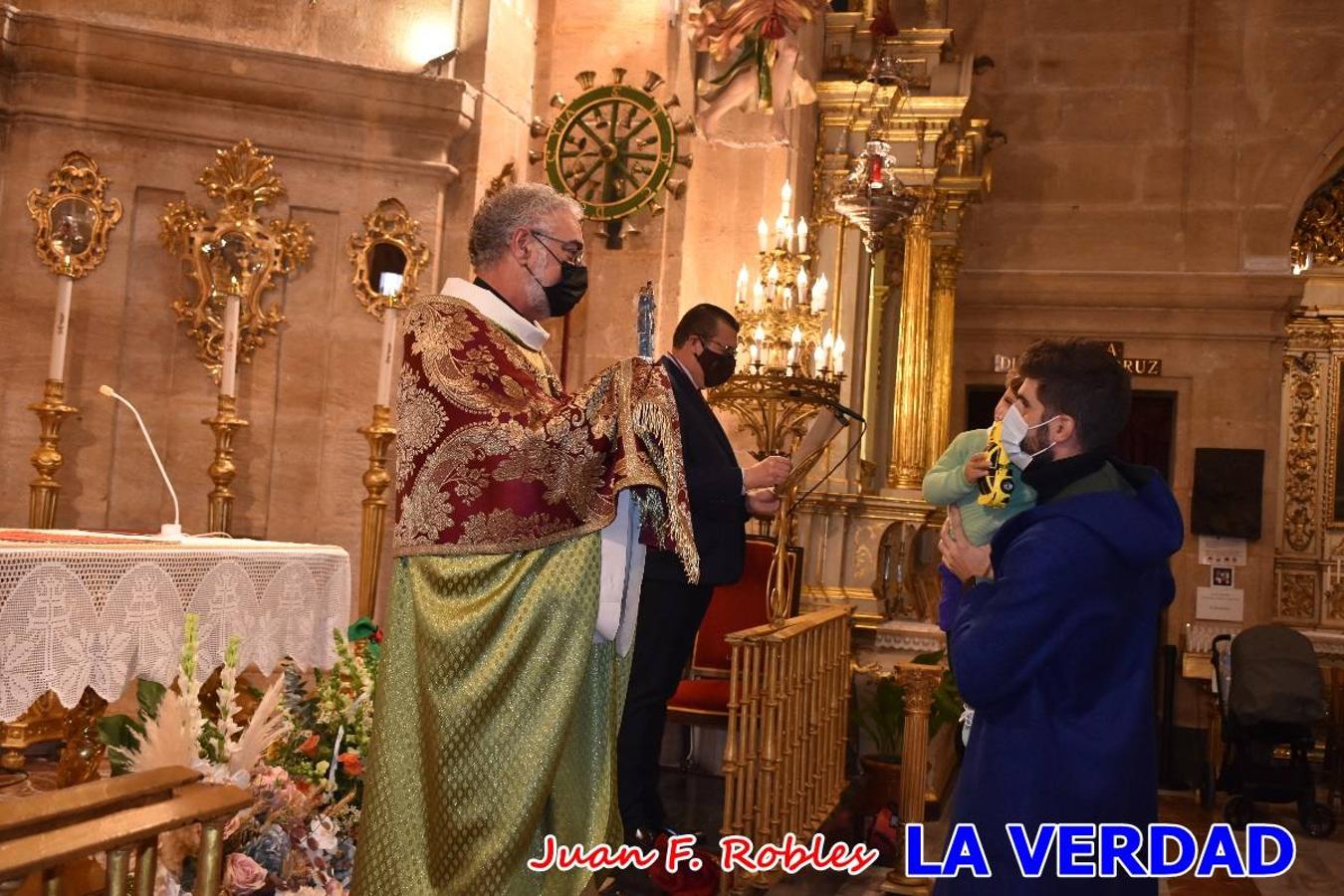 Una treintena de niños participaron el pasado domingo en la ceremonia de bendición y presentación de los recién nacidos a la Vera Cruz celebrada en la basílica