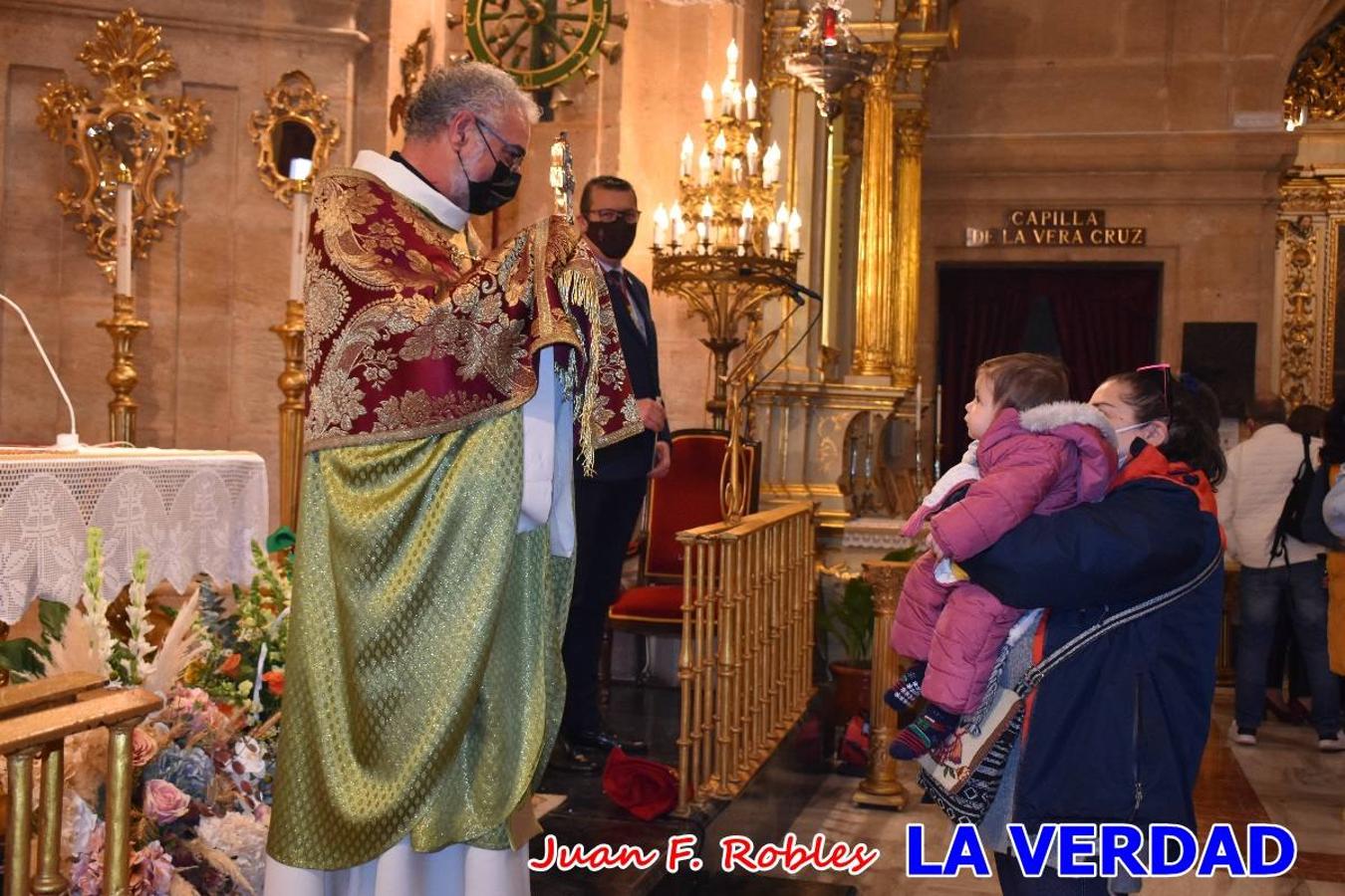 Una treintena de niños participaron el pasado domingo en la ceremonia de bendición y presentación de los recién nacidos a la Vera Cruz celebrada en la basílica