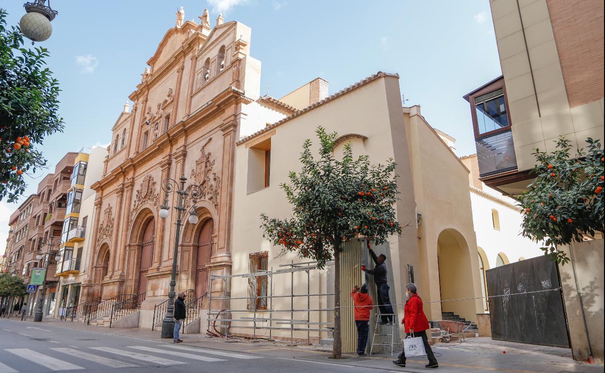 Retirada de andamios del claustro del Carmen, en Lorca, este lunes.