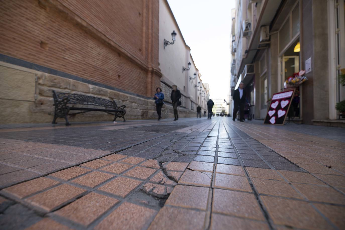 Fotos: Las calles de las procesiones acusan la falta de conservación del pavimento en Cartagena