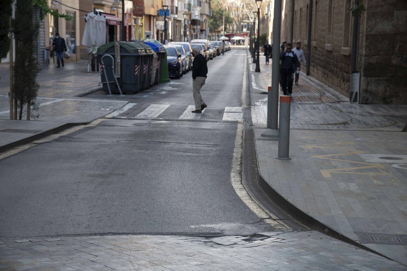 Fotos: Las calles de las procesiones acusan la falta de conservación del pavimento en Cartagena