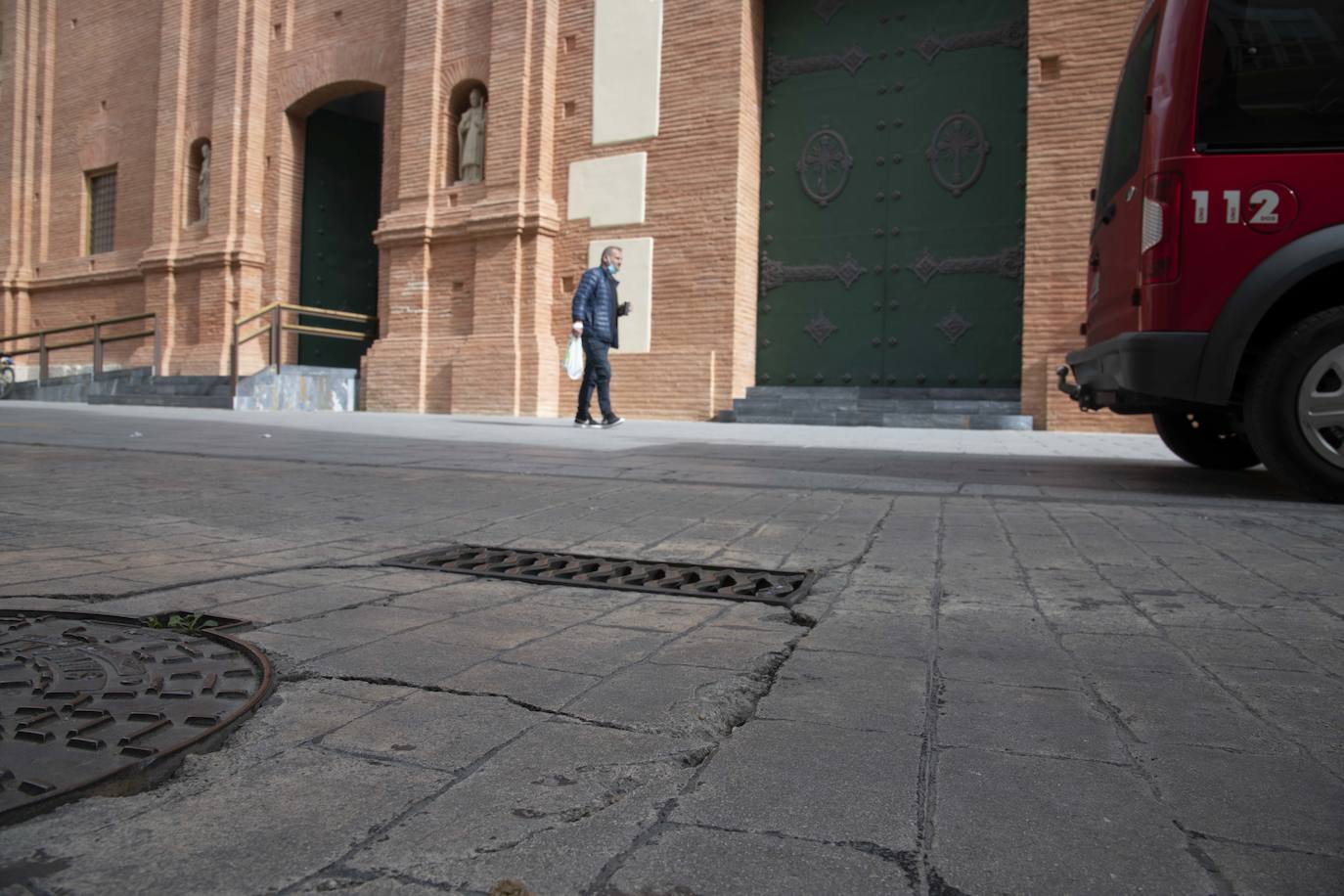 Fotos: Las calles de las procesiones acusan la falta de conservación del pavimento en Cartagena