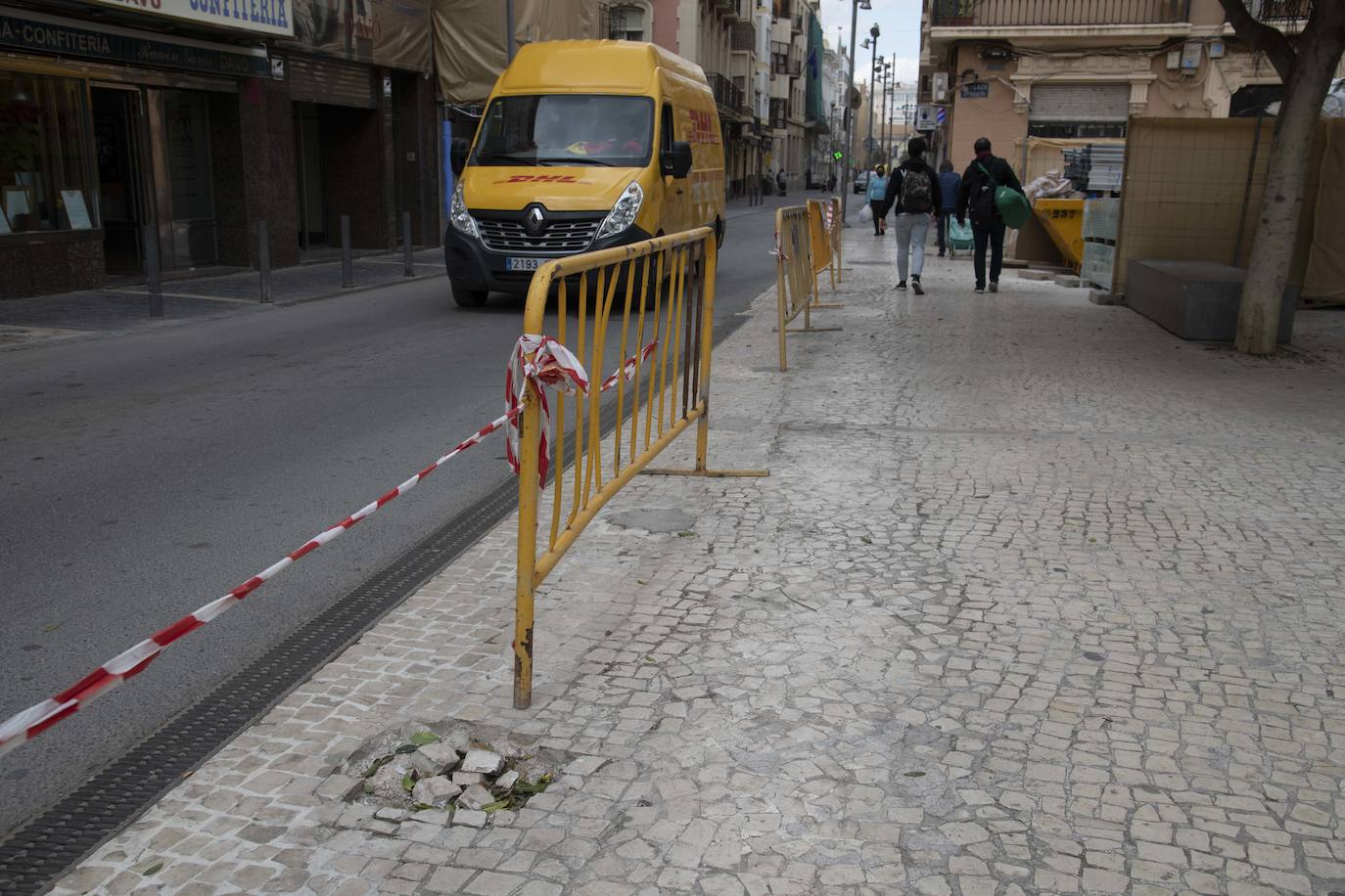 Fotos: Las calles de las procesiones acusan la falta de conservación del pavimento en Cartagena