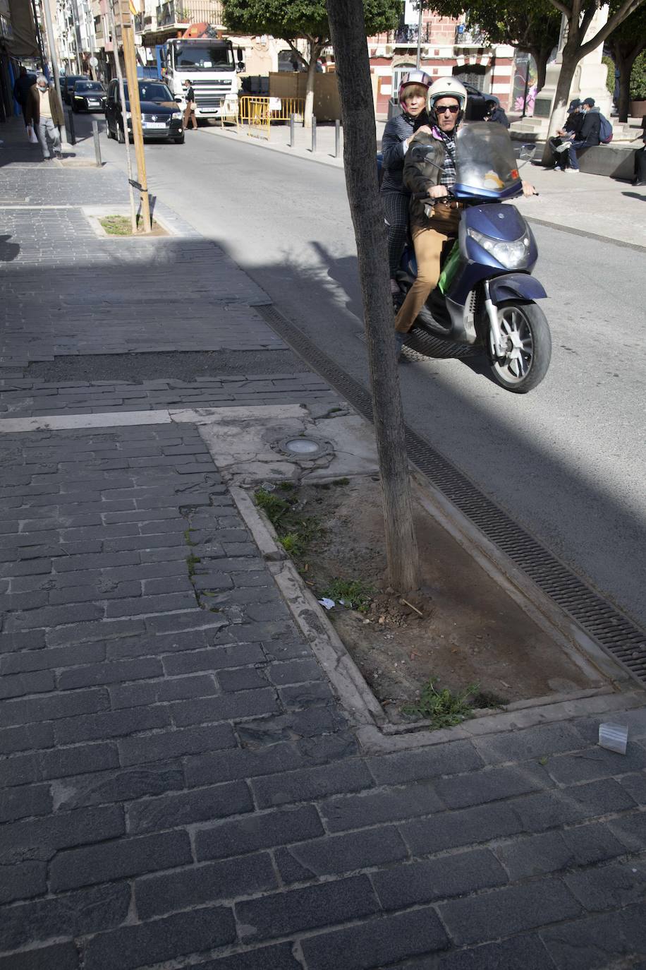 Fotos: Las calles de las procesiones acusan la falta de conservación del pavimento en Cartagena