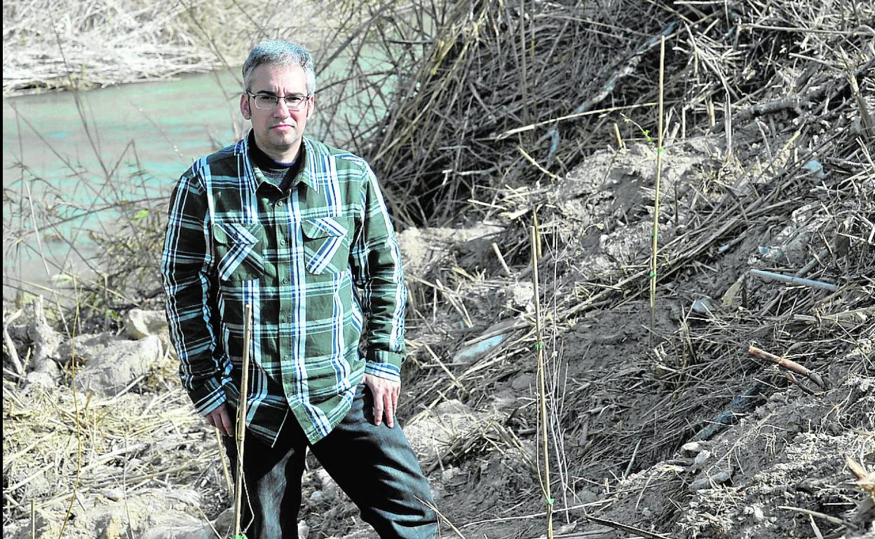 Antonio David Véliz junto al río Segura. 