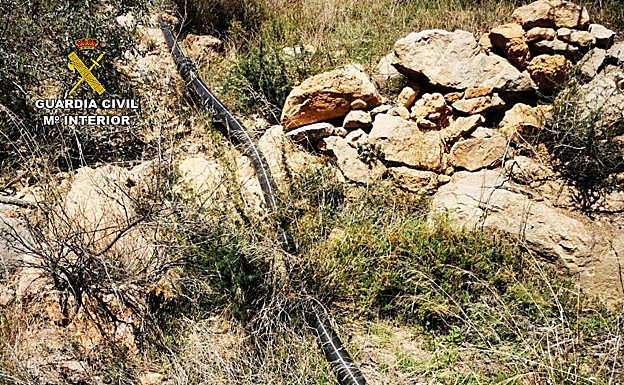 Imagen principal - Tres detenidos y 17 investigados por robar agua de una rambla del Valle del Guadalentín y comercializarla