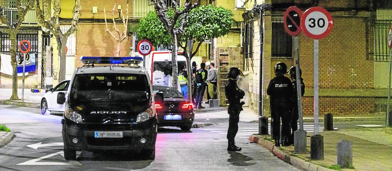 Actuación policial del pasado 3 de febrero en el barrio de La Paz, en la que tuvieron que intervenir trabajadores de la empresa distribuidora para cortar enganches ilegales.