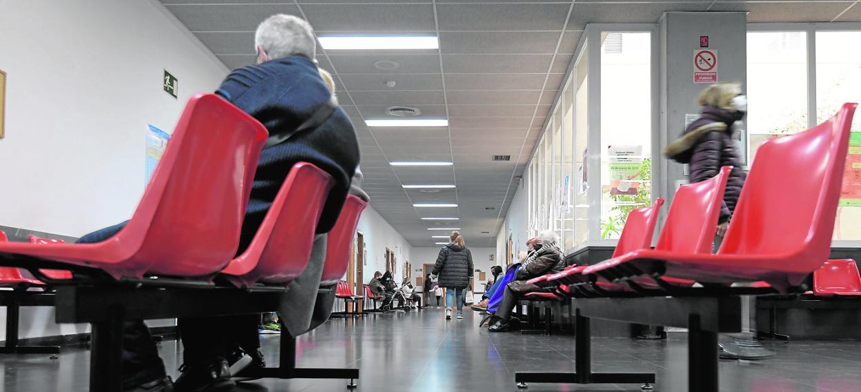 Pacientes esperando su turno ayer en el centro de salud de San Andrés, en Murcia. 