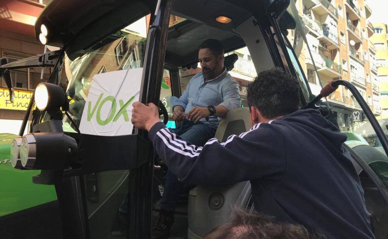 Santiago Abascal, en un tractor en la manifestación del campo. 