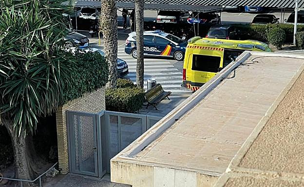 Ambulancias y patrullas de Policía en el colegio Monteagudo, este miércoles, después de que un alumno apuñalase a un profesor. 