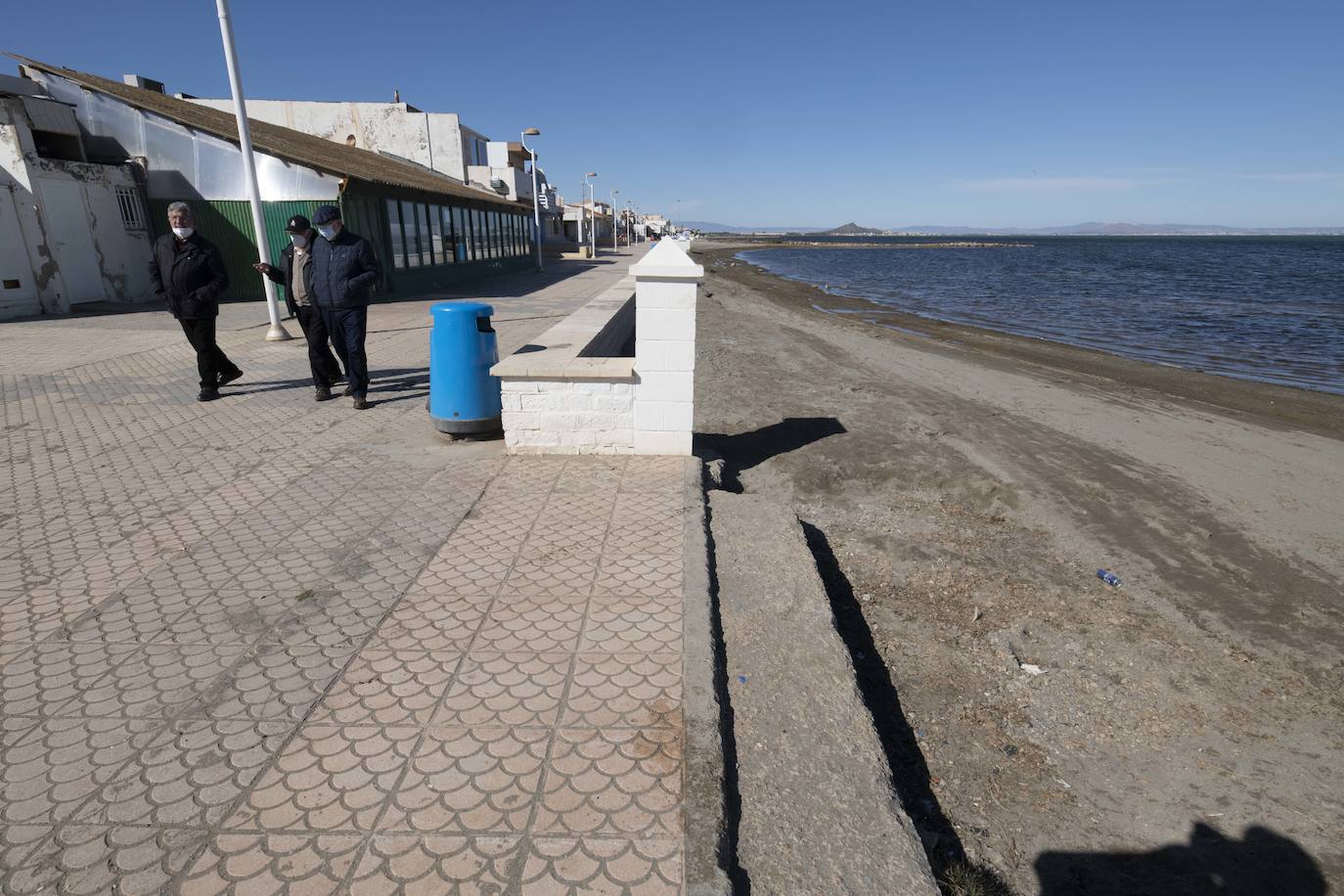 Fotos: Los Nietos resiste pese al estado del Mar Menor mientras Los Urrutias se hunde más