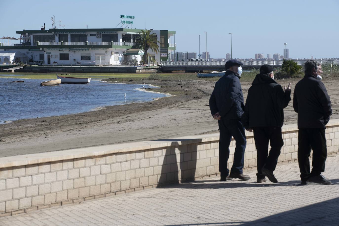Fotos: Los Nietos resiste pese al estado del Mar Menor mientras Los Urrutias se hunde más
