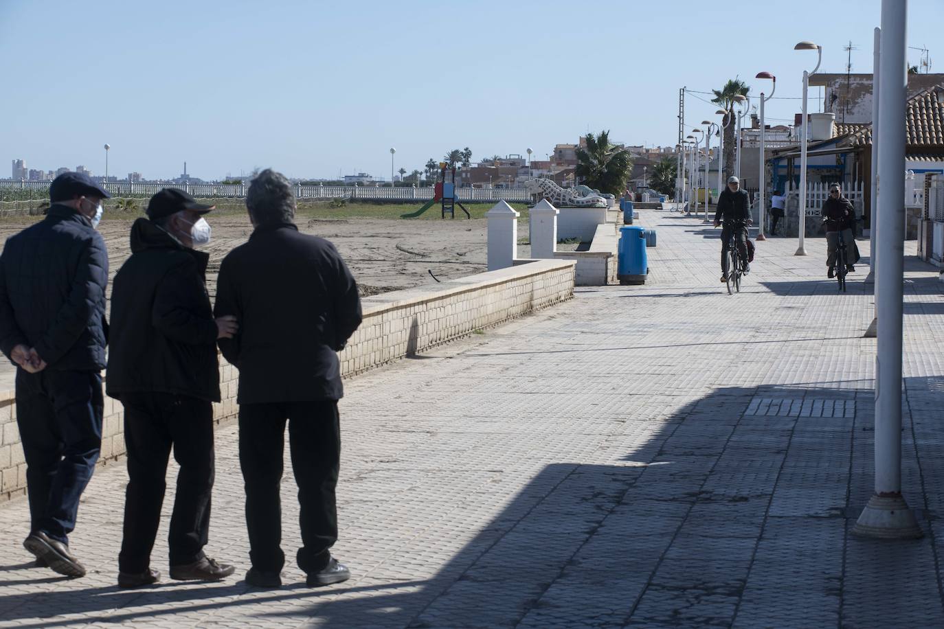 Fotos: Los Nietos resiste pese al estado del Mar Menor mientras Los Urrutias se hunde más