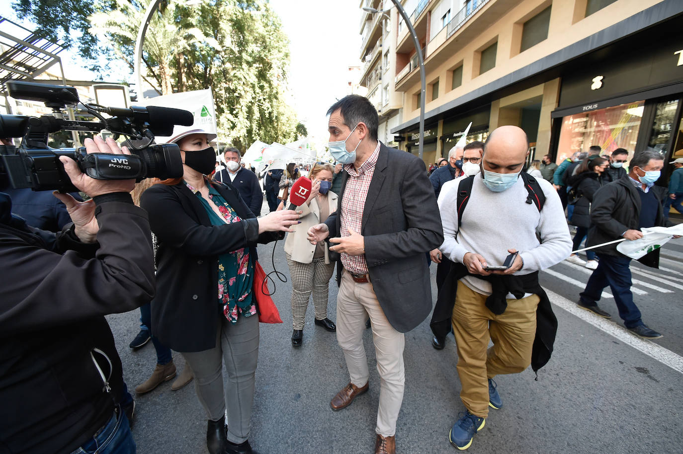 Fernando López Miras saluda a Lucas Jiménez, presidente del Scrats.