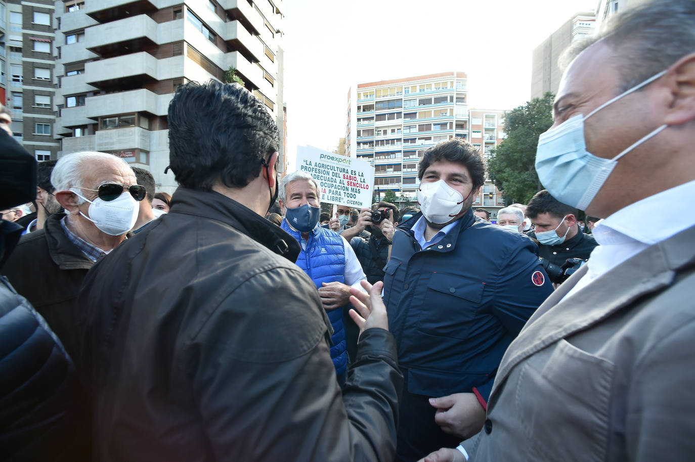 Fernando López Miras saluda a Lucas Jiménez, presidente del Scrats.
