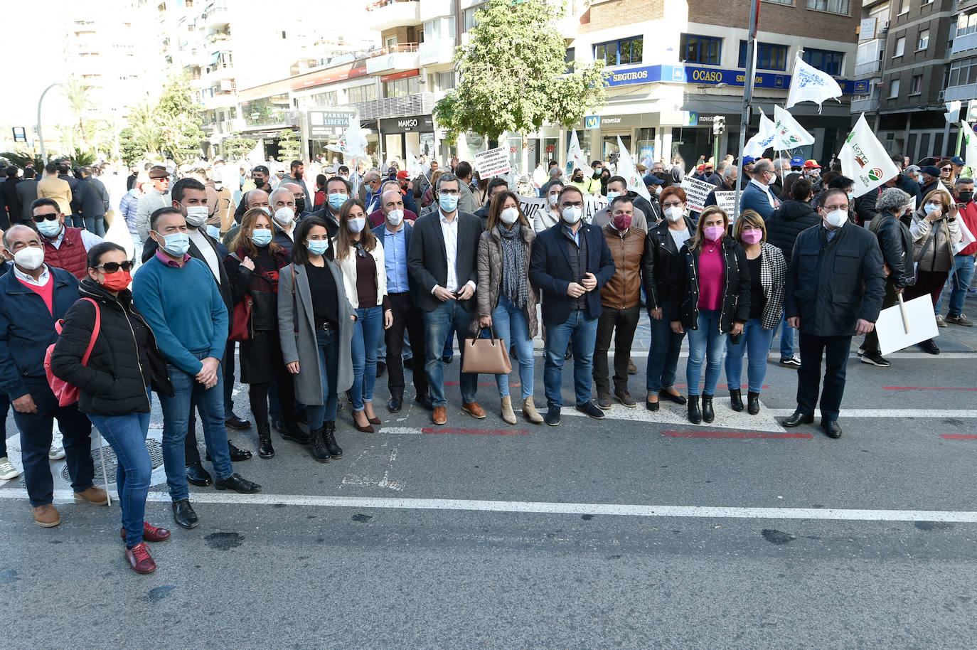 Fernando López Miras saluda a Lucas Jiménez, presidente del Scrats.