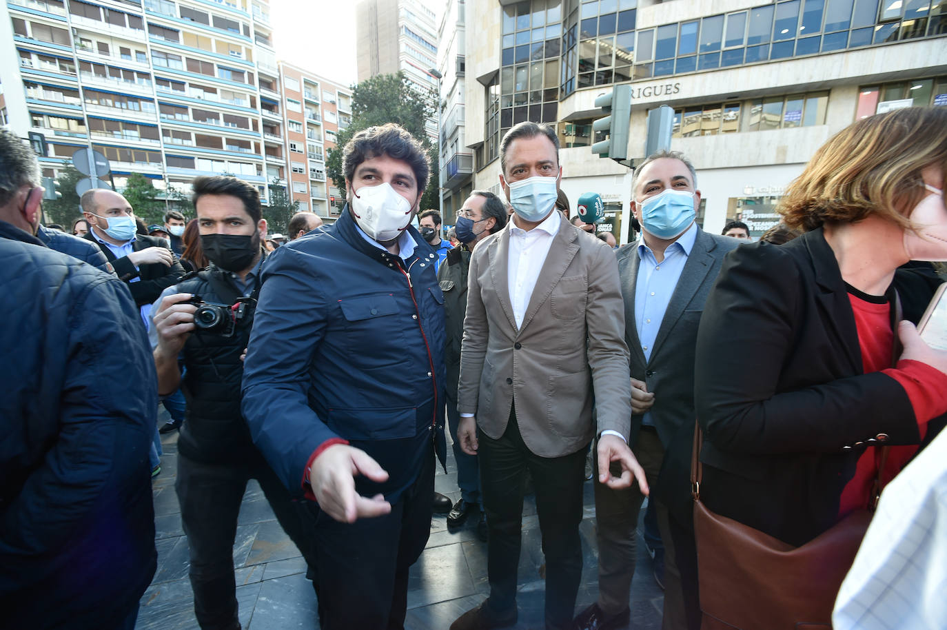 Fernando López Miras saluda a Lucas Jiménez, presidente del Scrats.