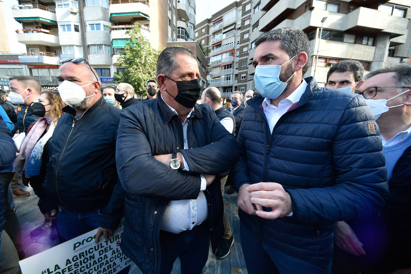 Fernando López Miras saluda a Lucas Jiménez, presidente del Scrats.