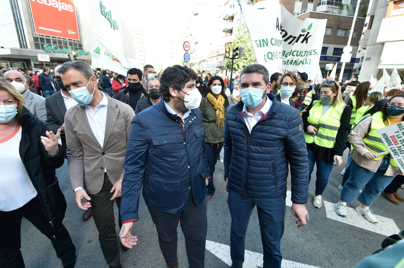 Fernando López Miras saluda a Lucas Jiménez, presidente del Scrats.