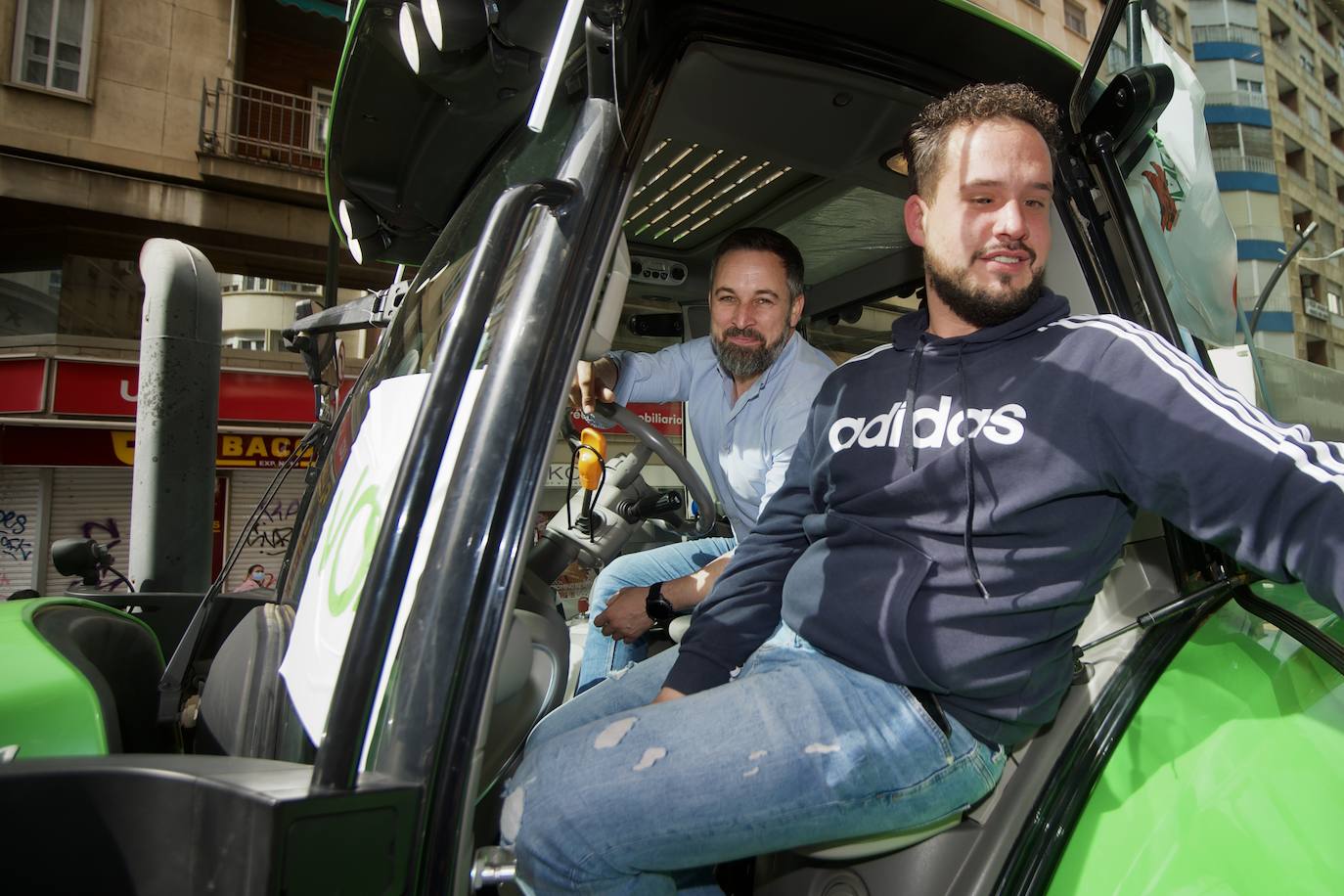 Fernando López Miras saluda a Lucas Jiménez, presidente del Scrats.