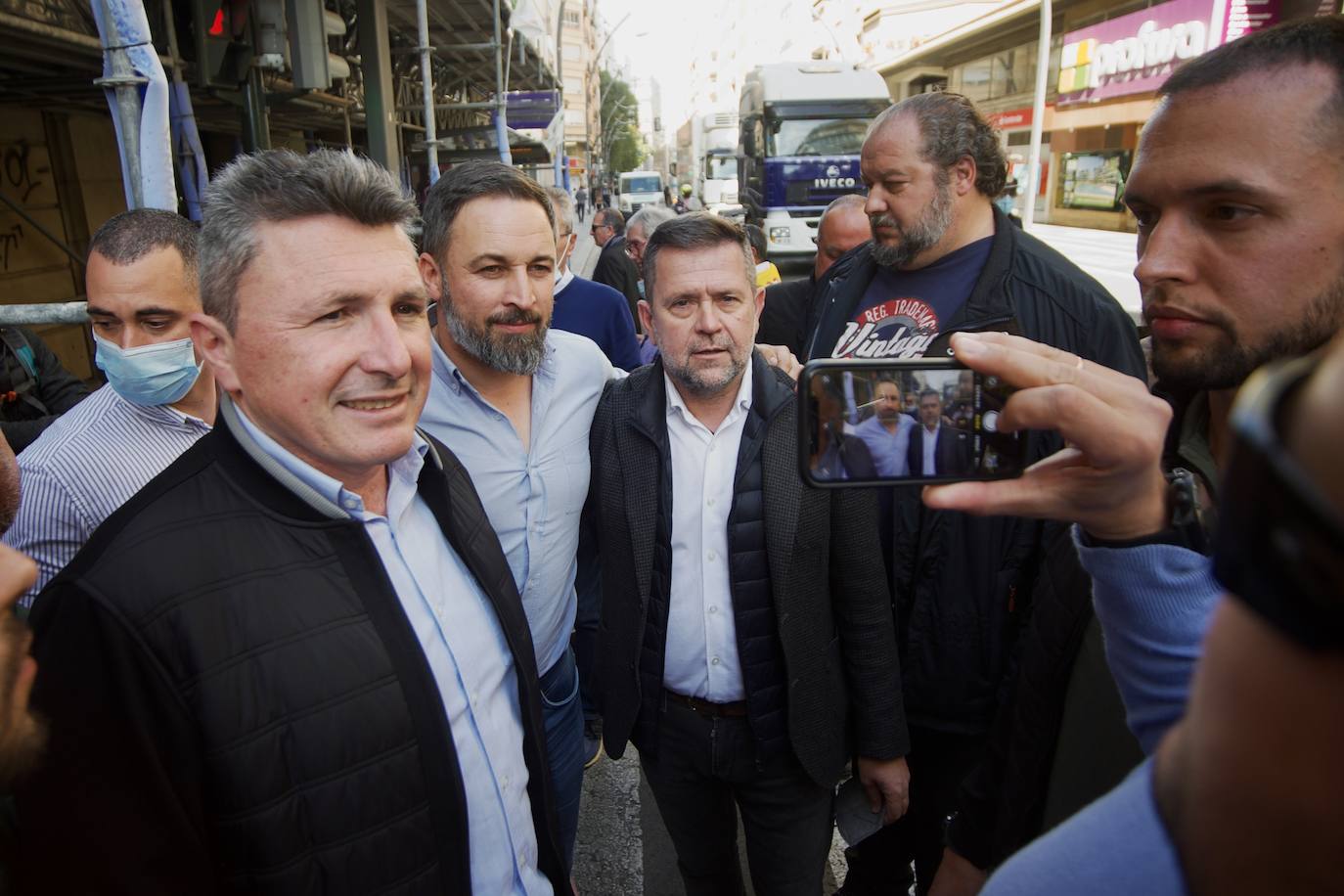 Fernando López Miras saluda a Lucas Jiménez, presidente del Scrats.