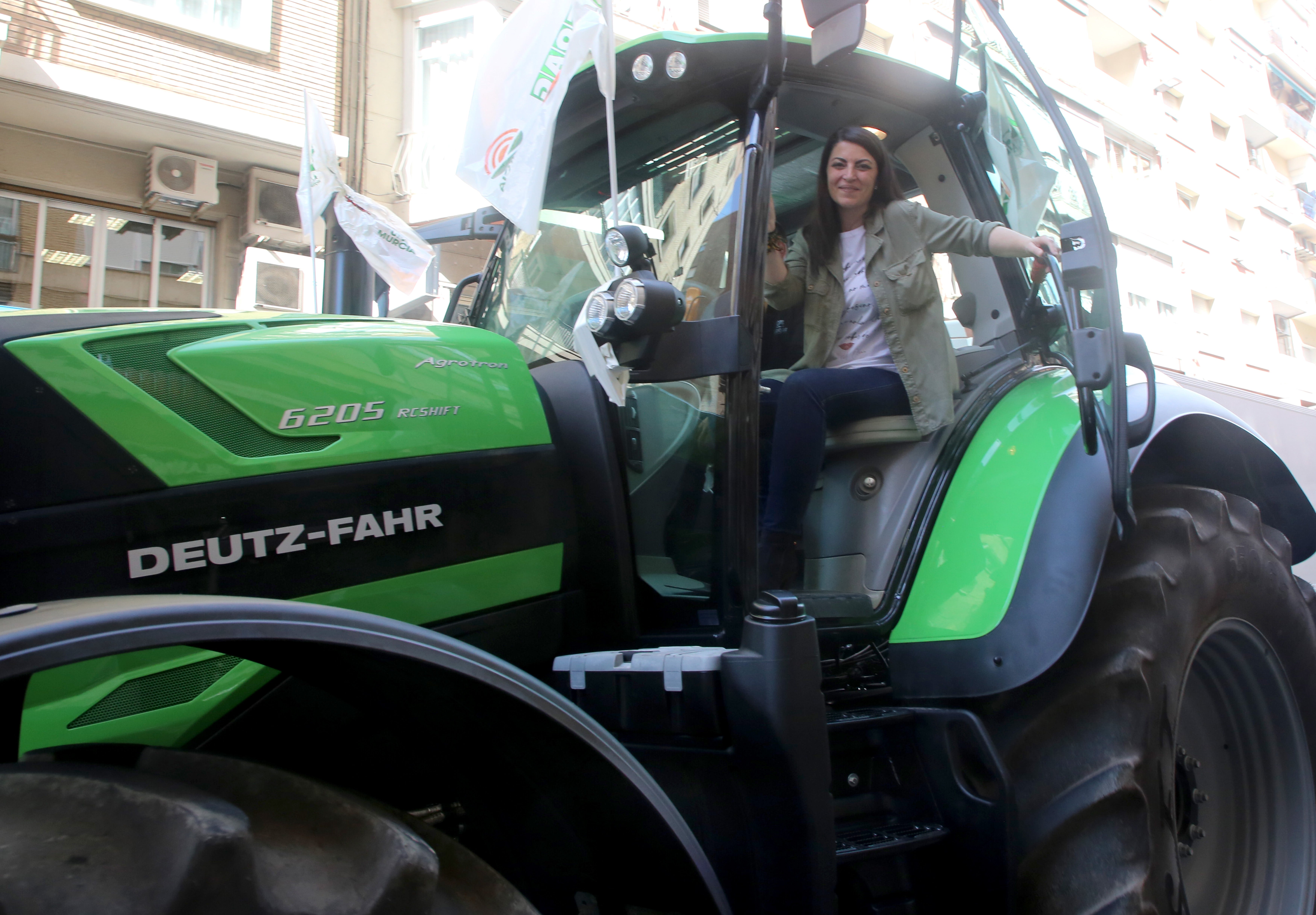 Fernando López Miras saluda a Lucas Jiménez, presidente del Scrats.