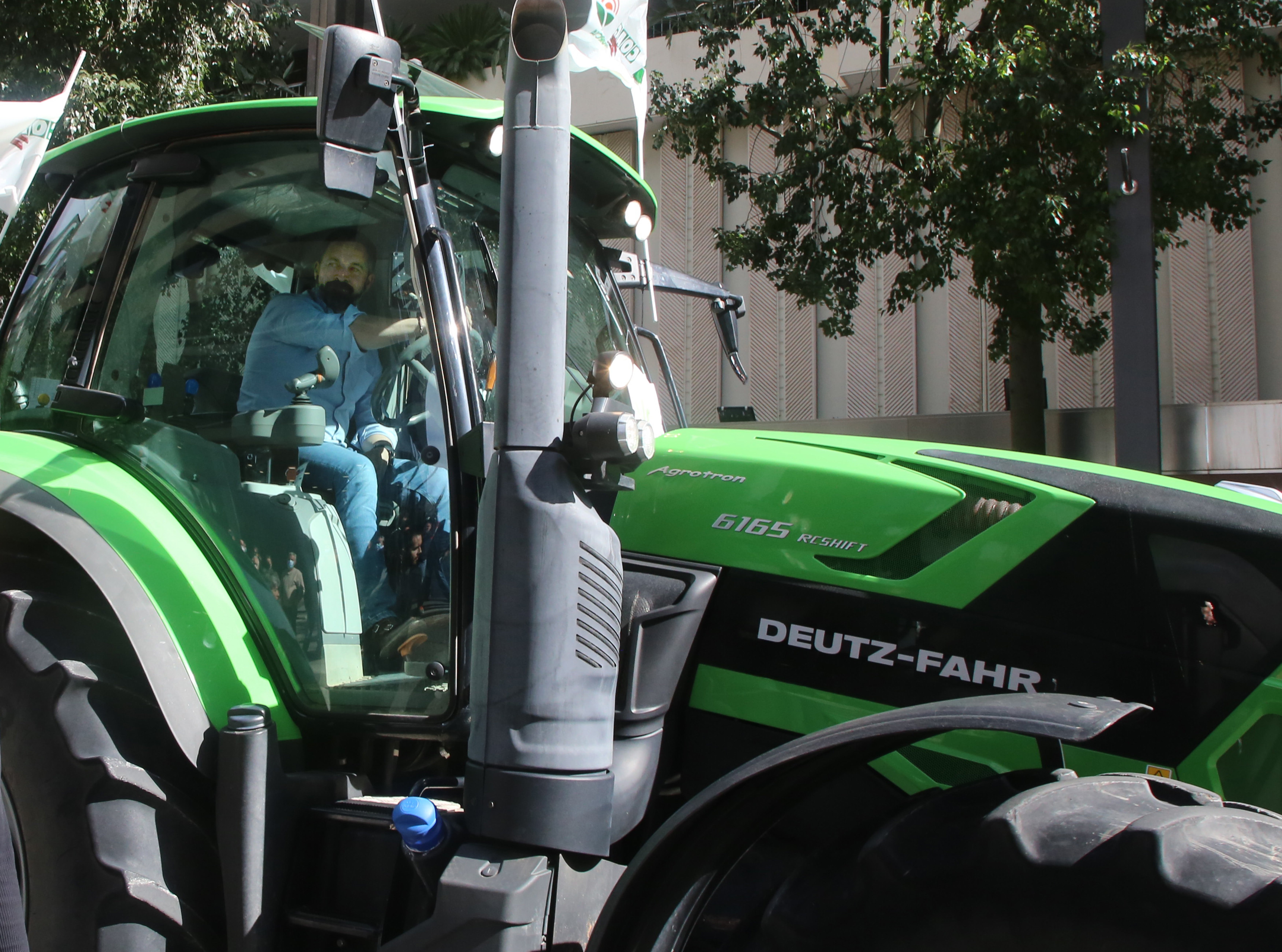 Fernando López Miras saluda a Lucas Jiménez, presidente del Scrats.