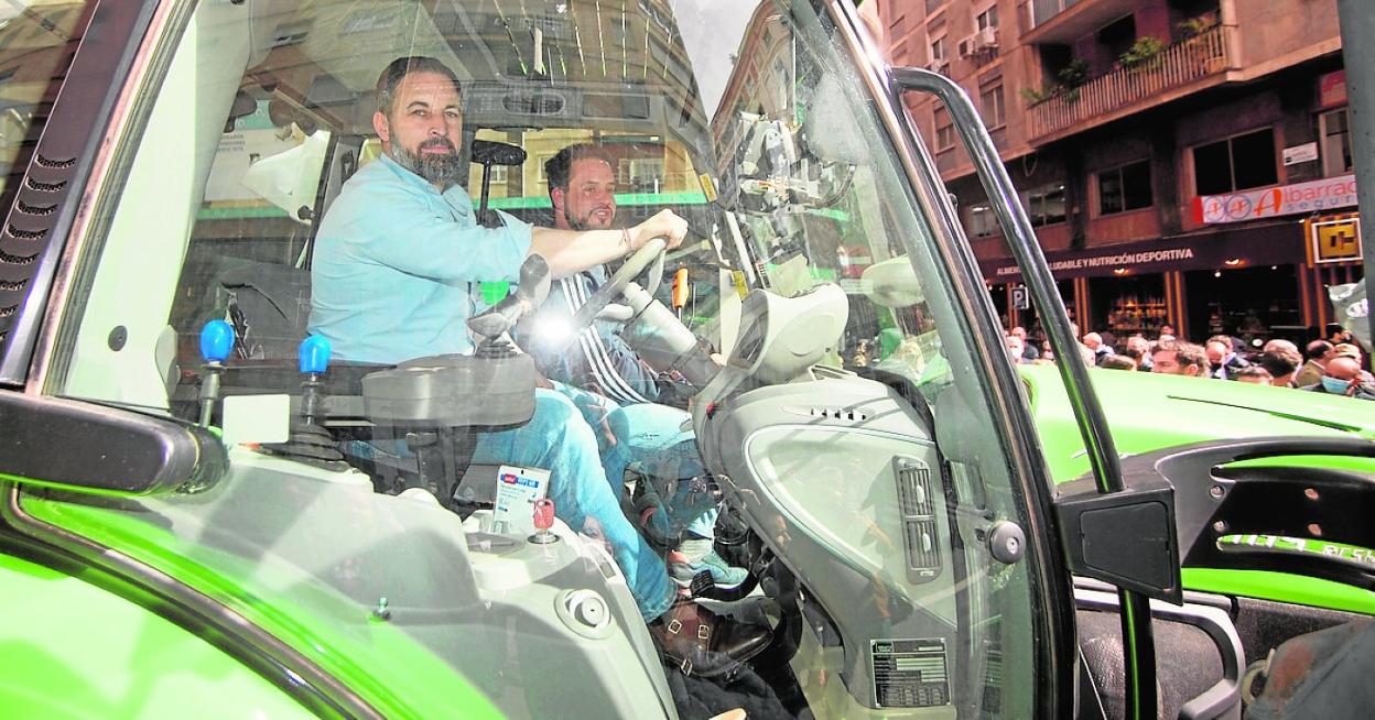 Santiago Abascal subió a la cabina de un tractor cuando llegó a Murcia desde Madrid. 