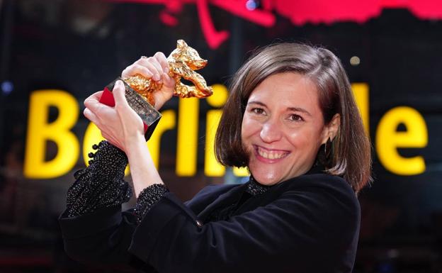 Carla Simón, junto a su Oso de Oro.