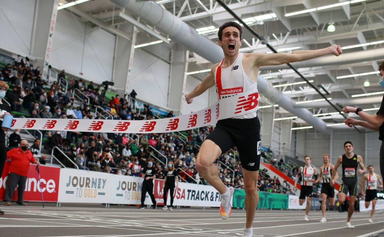 Mariano García celebra su triunfo en la localidad francesa de Lievin. 