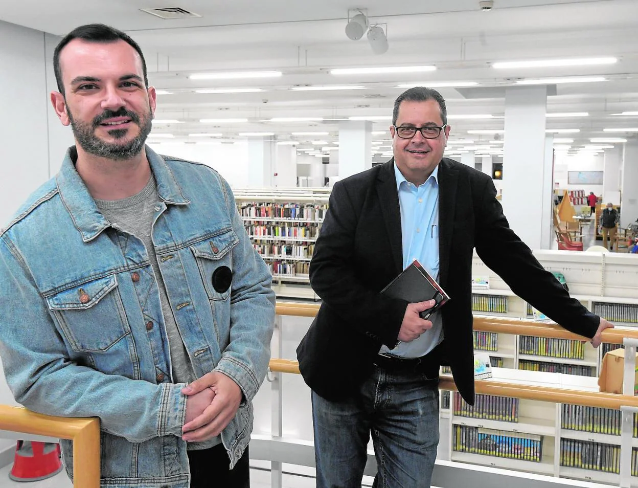 Los autores Alfonso Gutiérrez Caro y Antonio Parra Sanz, en la Biblioteca Regional de Murcia. 
